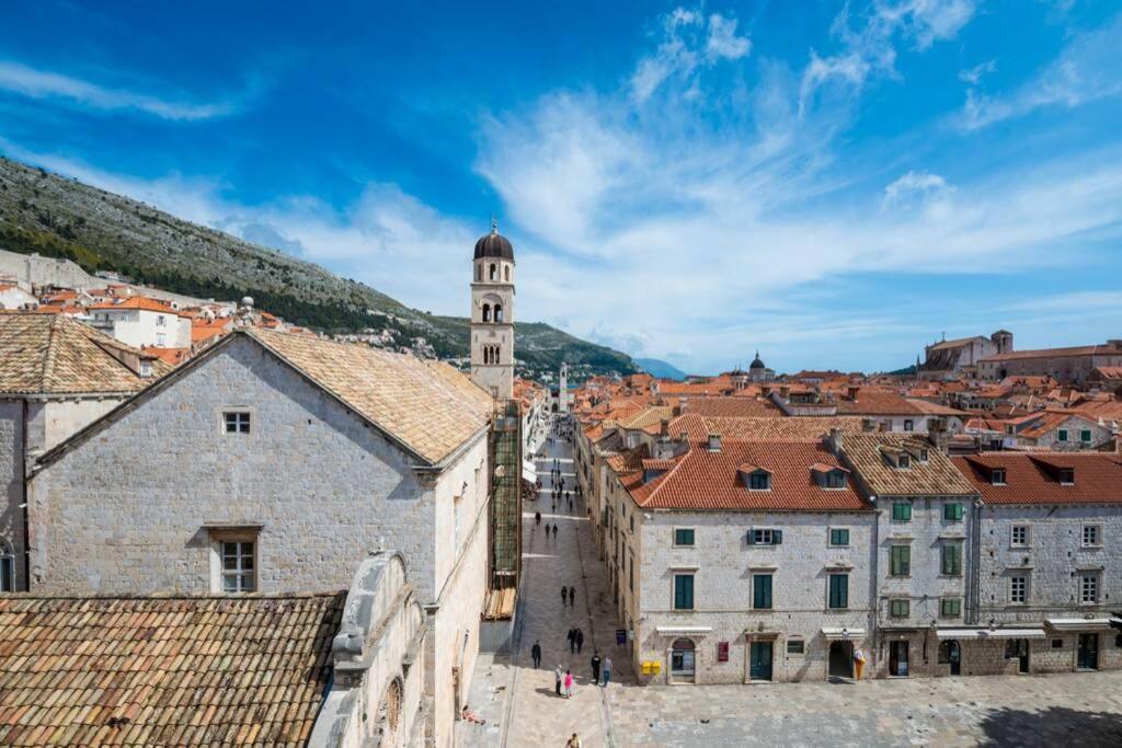 Carpe Diem On The Main Street - Stradun