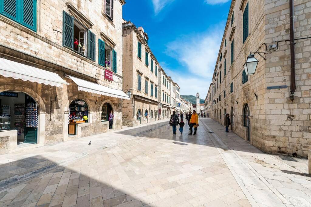 Carpe Diem On The Main Street - Stradun Dubrovnik